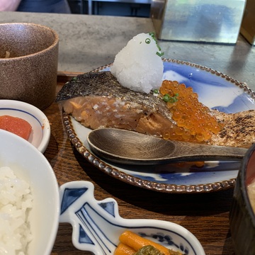 大行列も納得！下北沢の人気店「下北六角」の名物・銀鮭イクラ定食♡