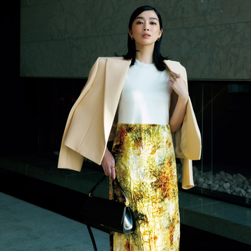 場を華やがせるプリントワンピースは登壇シーンに【NEOエグゼスタイル】