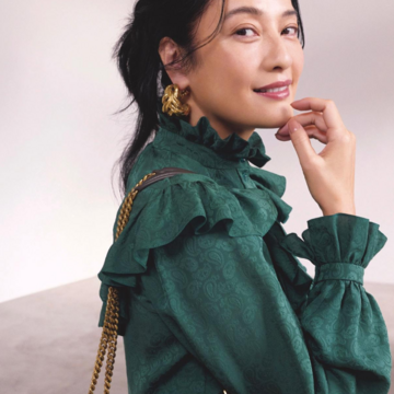 エメラルドグリーンのフリルブラウスをまとってノーブルな華やかさを堪能する。最高気温13℃｜12/25(木)【50代の毎日コーデ】