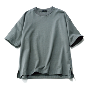 グレーTシャツでカジュアルコーデに大人っぽいこなれ感を【新・スタメンTシャツ】