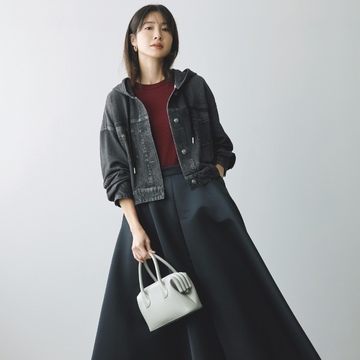 カジュアルなデニム風ジャケットとエレガントなスカートの甘辛ミックスがこなれた印象をかなえる。最高気温15℃｜11/19(水)【50代の毎日コーデ】