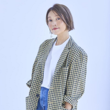 直線的なカットラインのボブ。グレージュラテのカラーも魅力【40代・50代髪型】