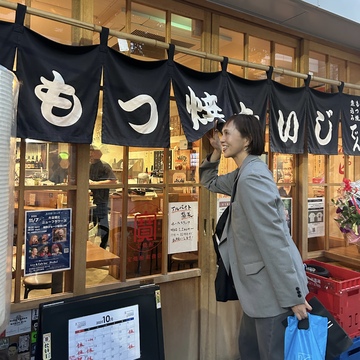 予約の出来ないもつ焼きの店。ファッションも飲みっぷりも男前な日。