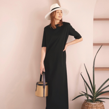 ストレスフリーなカットソードレスで過ごす休日は、インパクトのある夏小物で鮮度高く！気温34℃｜8/23(土)【50代の毎日コーデ】