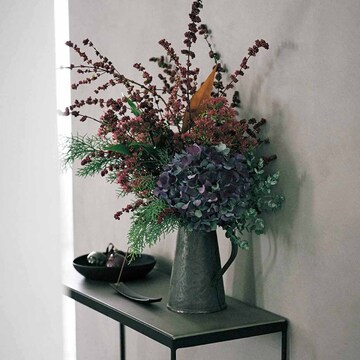 玄関やリビングに…お客さまを出迎える花の飾り方【花生師・岡本典子さんに教わる"花あしらい”】