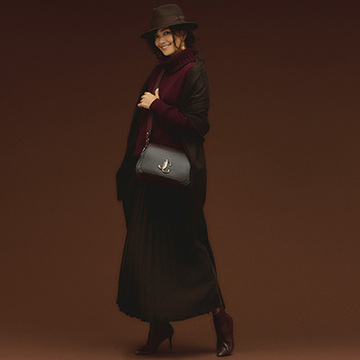 ブラウンにボルドーを潜ませて装いに奥行きを【アラフィーの“新ワントーン”スタイル】