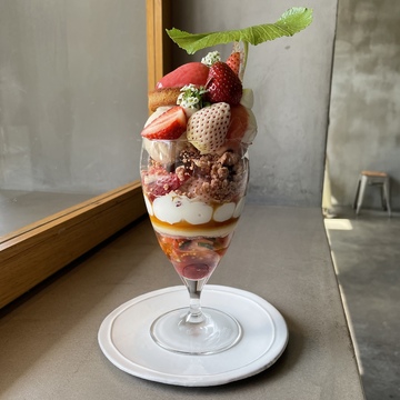 グラスの中のアート！イチゴの春パフェに思わずため息