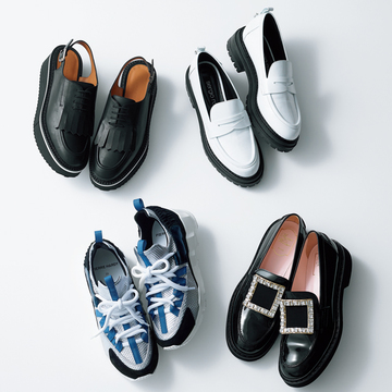 【大人の厚底シューズ4選】色や素材がベーシックなスカートは重めの足もとで今どきに仕上げて