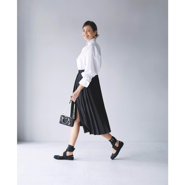 白シャツ×黒スカートの品行方正な装いを進化系バレエシューズでモダンに昇華。気温22℃｜5/12(日)【50代の毎日コーデ】