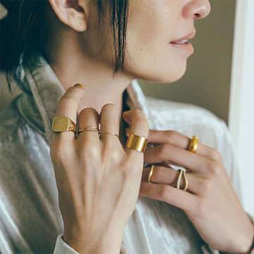 関節の途中につけるゴールドのリングで、新たな手もとのおしゃれを楽しむ！