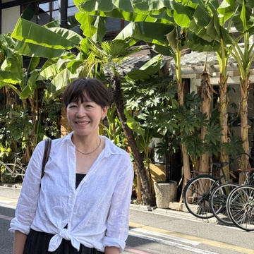 「ユニクロの白シャツで楽しむ、京都カフェ時間」