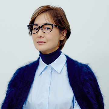 【富岡佳子「おしゃれの冒険の旅」vol.16】大人の“輪郭”は強めのメガネで