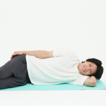 40代・50代の睡眠の質の改善には「背筋」をほぐすストレッチ！ 寝たまま自律神経を整えて朝までぐっすり！