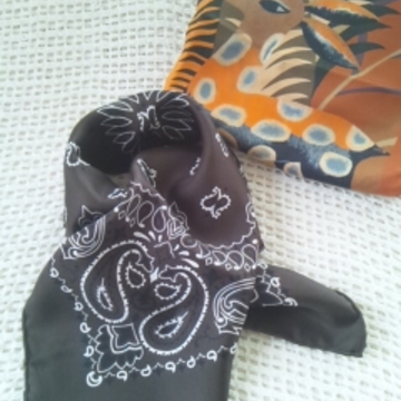 秋はスカーフをキュッと結んで‥