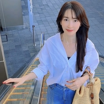 白シャツとジーンズの王道コーデ⭐︎