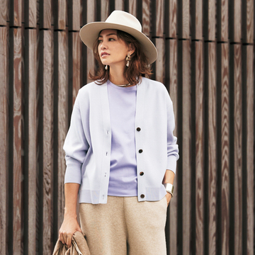 【大人の辛口ベージュコーデ】上品ラベンダーには甘さ控えめなサンドベージュが相性抜群