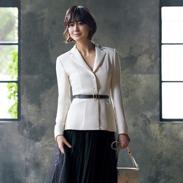 【富岡佳子 DIOR「バー」ジャケットをまとって】ホワイト＆ブラックコーデで華やかに