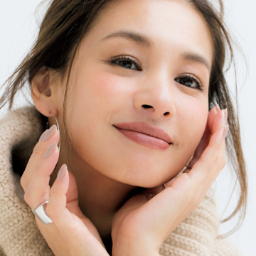 “ベース”は頬のみ厚塗りして肌トラブルをカバー！【かわいげをつくるメイクテク①】