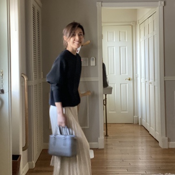 アイボリーのプリーツは着回し力抜群。