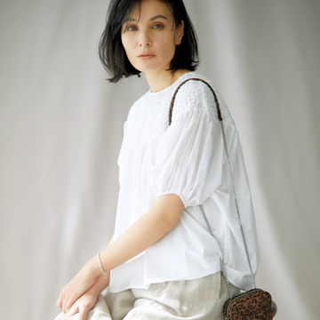フロントコンシャスな白ブラウスで表情をぐっと優雅に【瞬間着映え服でおしゃれに】