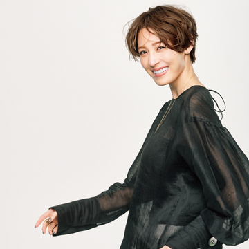 【50代に似合う白×黒】透け感を味方にして“もっと優雅に”“よりリュクスに”