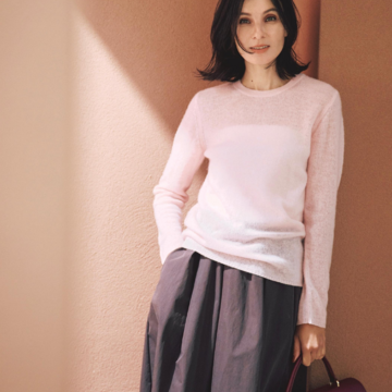 淡ピンク×ダークブラウンの微糖配色が手軽ワンツーコーデを優雅に見せる。気温15℃｜12/13(土)【50代の毎日コーデ】