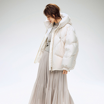 着膨れ感なし！絵になる「デュノ」の白ダウンジャケット