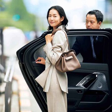 注目すべきはとびきり柔らかな手ざわり「ロエベ」のショルダーバッグ