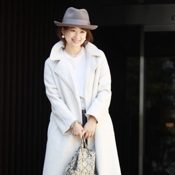 「ライトなグレー」のワントーンコーデ。