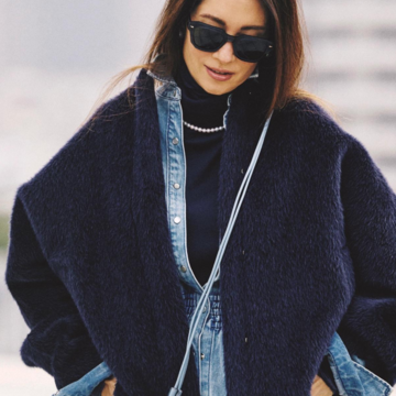 デニムシャツを加えてこなれ感とあたたかみをアップさせた冬のレイヤードスタイル。最高気温10℃｜12/27(土)【50代の毎日コーデ】