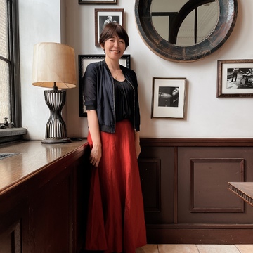 主役を張れるシアーカーディガンと梅雨の日にも映えるスカート