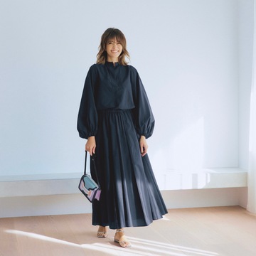 ネイビーの気品漂う大人のフェミニンコーデで、週末のお出かけを楽しんで。気温24℃｜6/23(日)【50代の毎日コーデ】