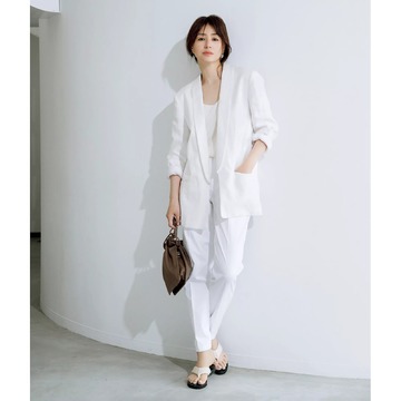 凛としたたたずまいをつくる服、井川遥さんが着る「loin.」リネンショールカラージャケット、テーパードパンツ