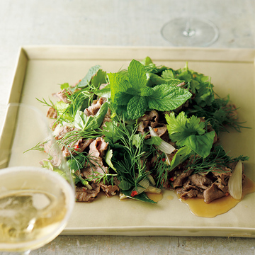 夏にぴったり！スパイシーな味わいの「牛肉とハーブのサラダ」のレシピ【有元葉子さんのシャンパーニュとこの一皿】