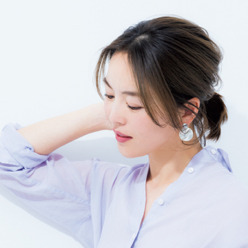 “おしゃれ後れ毛”で抜け感を！ 技いらずで様になるひとつ結びテクニック