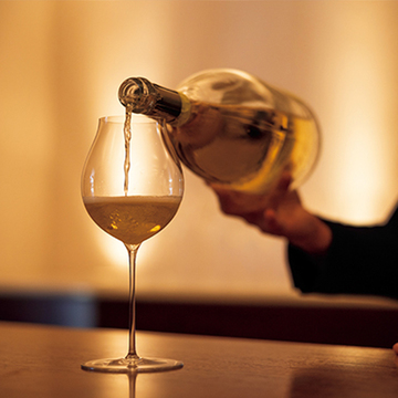 京都の人気バーの系列店「cave de K」で“シャンパーニュの最高峰”を味わう