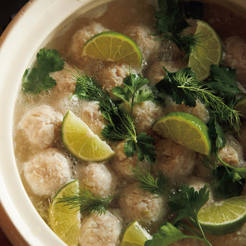 【川上ミホさんの絶品鍋】さわやかな香りであっさり味わう「鶏団子とライムのハーブ鍋」