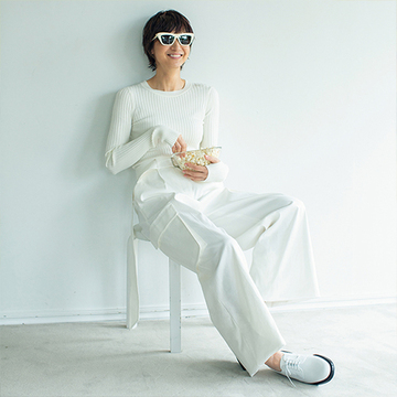 「カーゴパンツ」を使ったゆるめコーデも“白”で上品に！【富岡佳子「白を着る」】