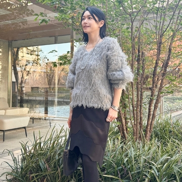 【おしゃれな40代・50代 冬の最愛スカートコーデ】個性が光る黒スカートで歩く姿も印象的に！