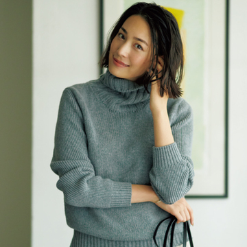 定番ニットは“サイズで印象操作”する【ニットをもっと素敵に見せるワザ1】