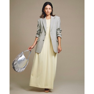 ビッグショルダーのジャケットで春色ワンピースをキリッとしたオフィススタイルに昇華。気温23℃｜5/8(水)【50代の毎日コーデ】