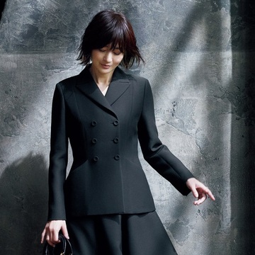 【富岡佳子 DIOR「バー」ジャケットをまとって】ダブルブレストで優雅に