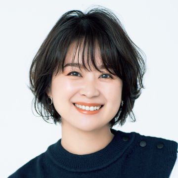 広がりやすいくせ毛は、縦シルエットショートボブでメリハリ演出【50代髪型・ヘアスタイル】