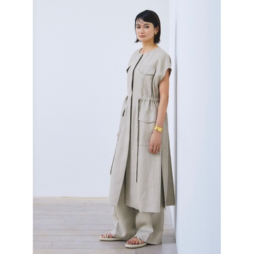 リラクシーなロング丈ジレは同素材パンツとのセットアップ化できちんときれいな装いに昇華。気温31℃｜8/15(金)【50代の毎日コーデ】