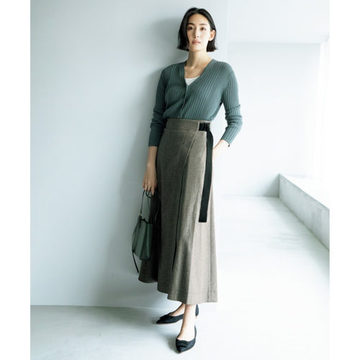 いつものスタイルを格上げする「PELLICO」のシックなレース模様パンプス