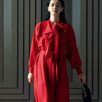 女優・黒谷友香さんがきりりと着こなす「ハイク」の赤ワンピース