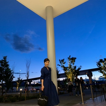 藍色の夕空と、藍色のワンピース