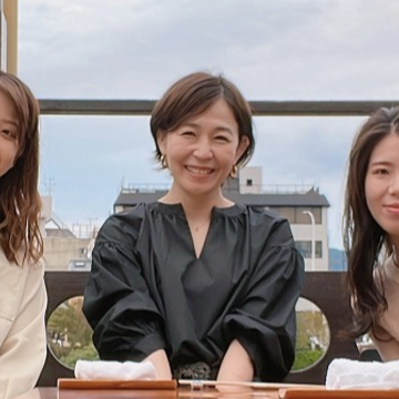 涼しくなってきた川床で京料理を楽しむ