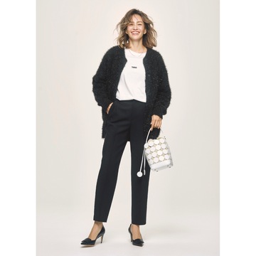 冬のモノトーンコーデは、ラメニットで可愛げと今っぽさを与えて。気温12℃｜12/27(水)【50代の毎日コーデ】