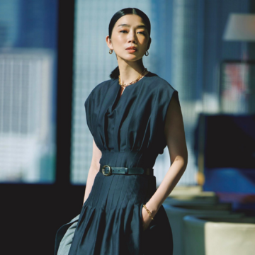 光沢素材のフィット&フレアワンピースで黒の持つエレガンスを格上げ。最高気温35℃｜8/1(金)【50代の毎日コーデ】